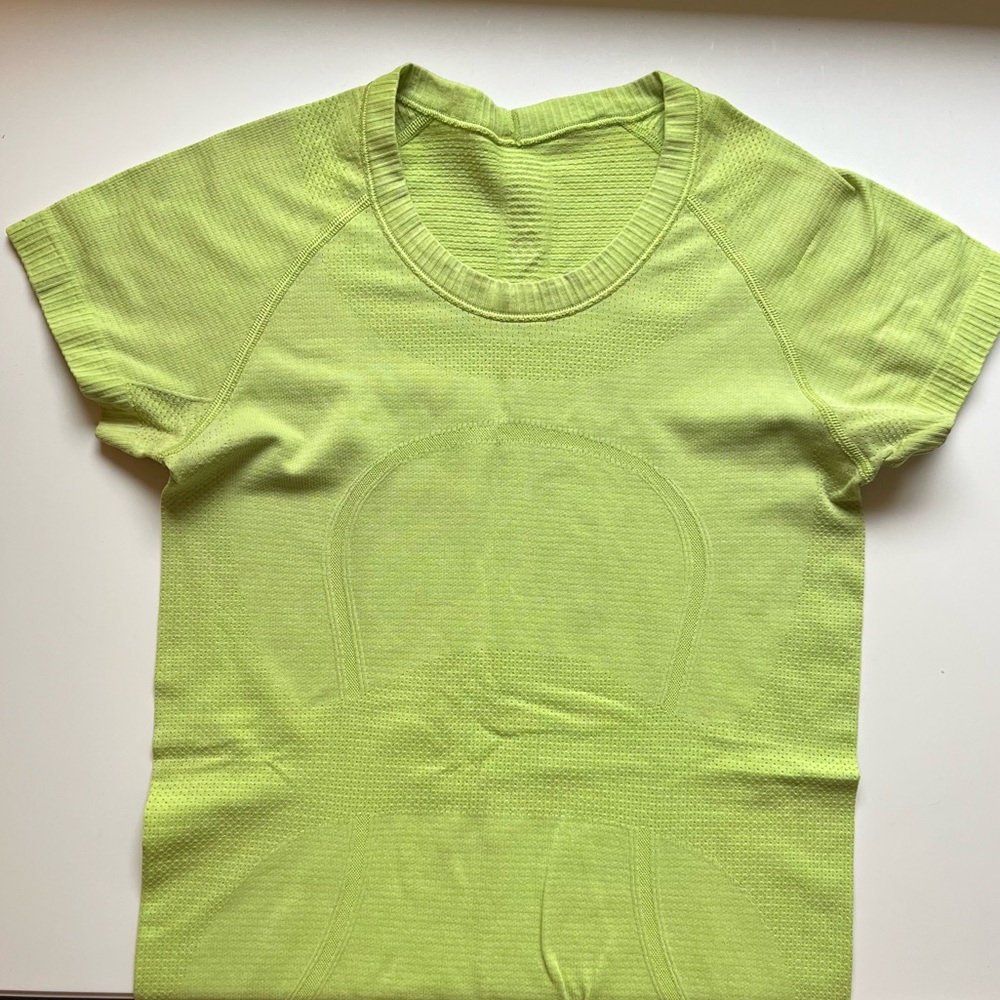 Lululemon swiftly tech short sleeve.
